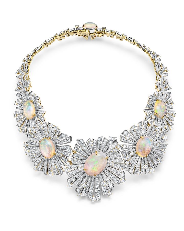 オーバルカボションカットのクリスタル オパールが神秘的に煌めく「スター バースト」のネックレス