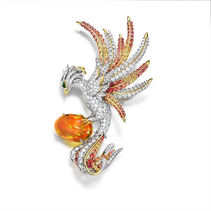 「フェニックス ブローチ」を再解釈したブローチは、不死鳥がファイヤーオパールを抱く躍動的なデザインでお目見え
