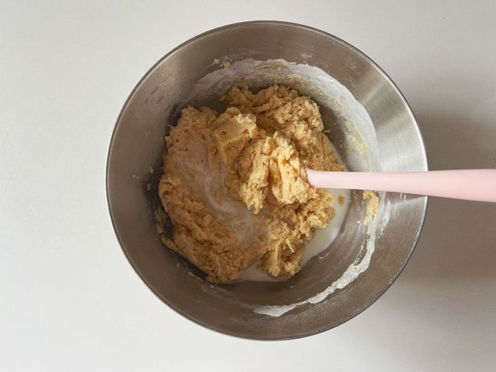 【簡単米粉レシピ】こっくりピーナッツバターとバナナの米粉マフィン【渡辺友美子のコーヒーに合うお菓子のレシピ vol.62 〜レシピで旅するヨーロッパ〜】