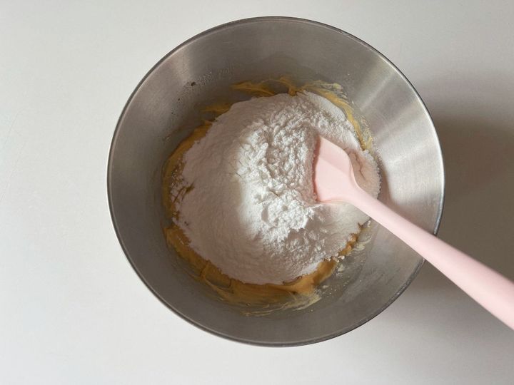 【簡単米粉レシピ】こっくりピーナッツバターとバナナの米粉マフィン【渡辺友美子のコーヒーに合うお菓子のレシピ vol.62 〜レシピで旅するヨーロッパ〜】