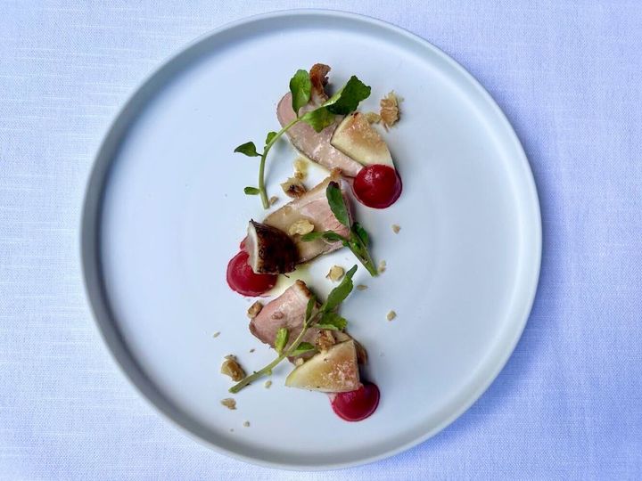 「近江鴨 無花果 ビーツ」（8700円・1万2500円のディナーコース内の一品）※2024年11月30日（土）まで提供予定