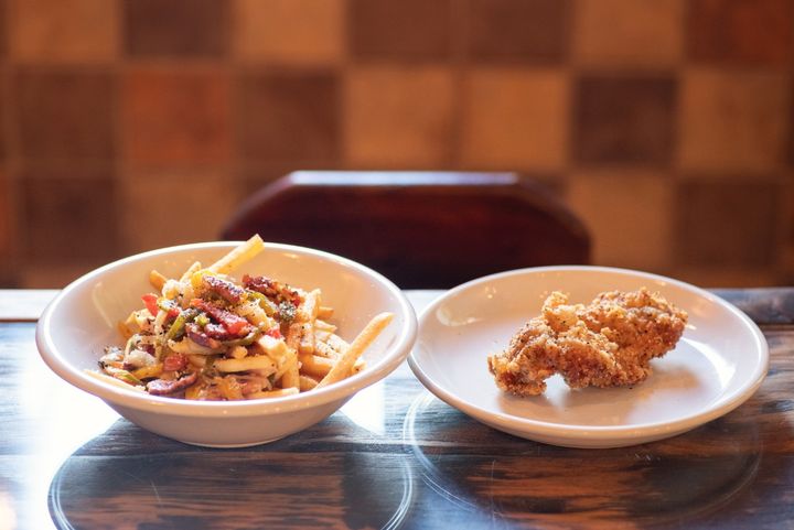  「ダーティポテト」550円、「骨なしフライドチキン」350円