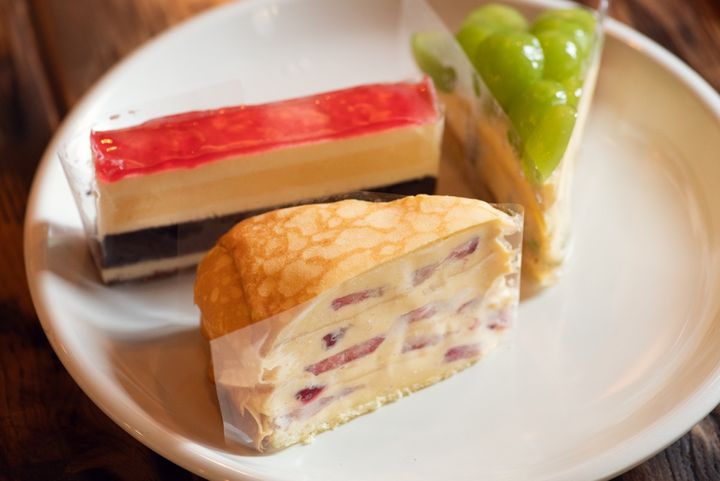  「ホワイトチョコレートのムース」700円、「苺のミルクレープ」1250円、「シャインマスカットのタルト」1100円