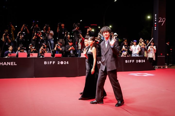 坂口健太郎、黒スーツ姿で第29回釜山国際映画祭へ！ 有村架純と共に笑顔でレッドカーペットに登場