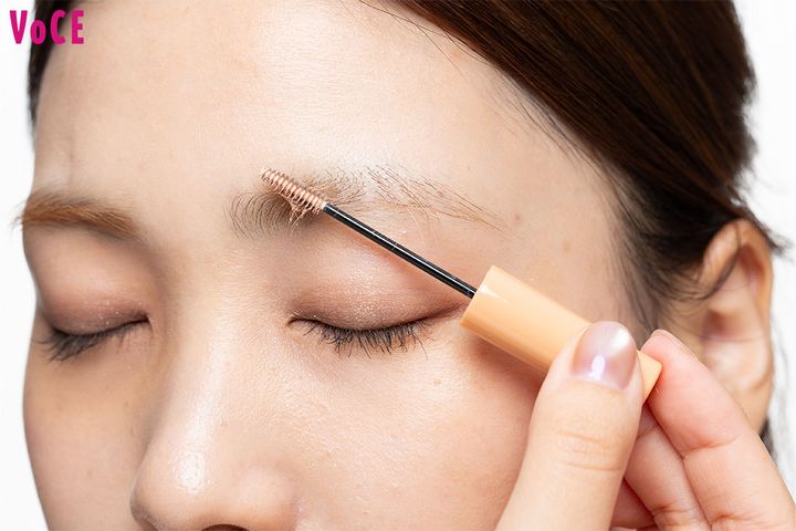 １：眉コンシーラーを塗る
