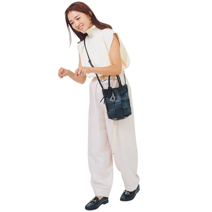 子どもに虫除けをスプレーするママのイメージカット