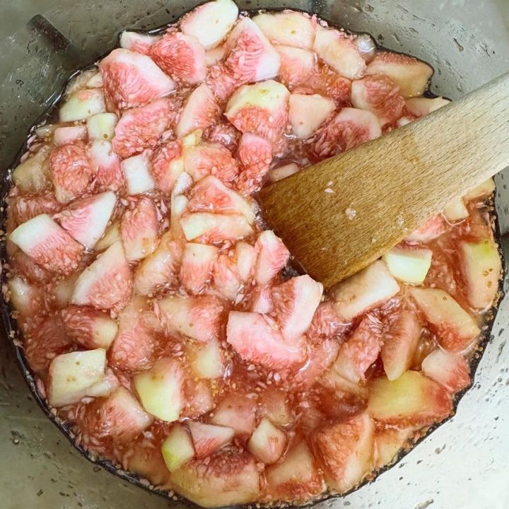 いちじくジャムの作り方 鍋に入れて水分を出す