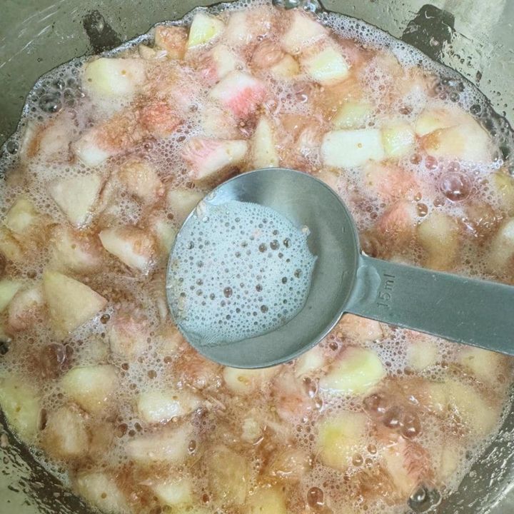 いちじくジャムの作り方 あくをすくうところ