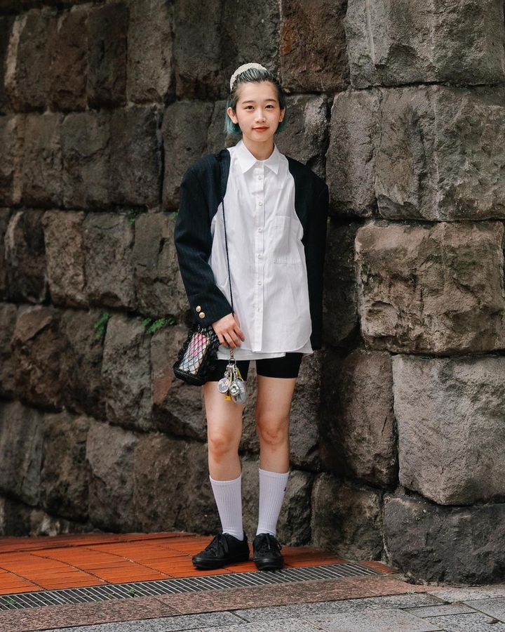 “シャツ＆ブラウス”が主役の秋コーデ5選。１枚で様になるデザインに注目！【TOKYO SNAP】