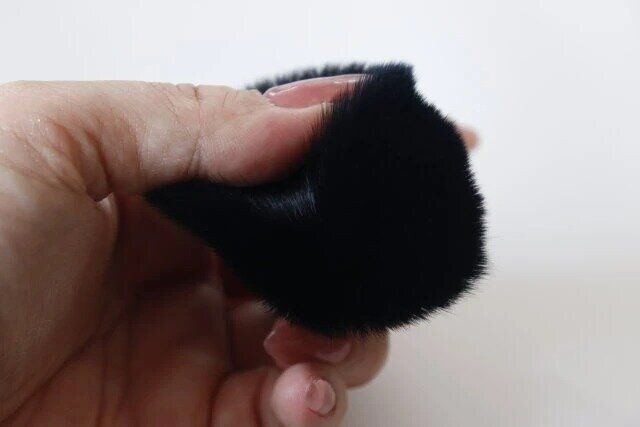 ダイソー UGT カブキブラシ 01c 指でつまむ