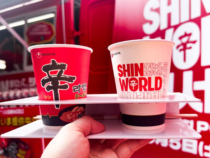 「食べ比べ辛ラーメンキッチンカー」の辛ラーメン2種