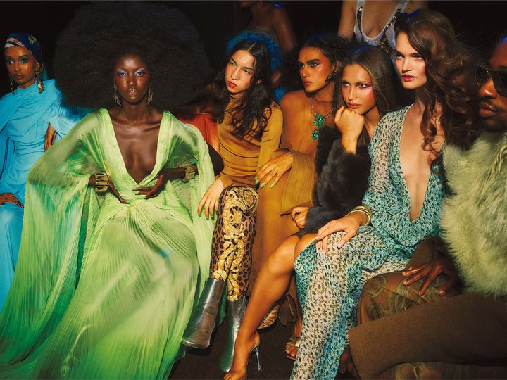 1970s 〈右から・Jawara〉コート ￥594,000（参考価格） パンツ 参考商品／ともにBURBERRY（バーバリー・ジャパン） サングラス ￥82,500／MYKITA（マイキータ ジャパン） 〈Lulu〉ドレス 参考商品／GUCCI（グッチ クライアントサービス） バングル／ALEXIS BITTAR（www.alexisbittar.com） バングル／DINOSAUR DESIGNS（www.dinosaurdesigns.com） 〈Angelina〉シューズ／AMINA MUADDI（www.aminamuaddi.com） 〈Jill〉ドレス 参考商品／FERRAGAMO（フェラガモ・ジャパン） ネックレス／ALEXIS BITTAR（www.alexisbittar.com） 〈Lux〉トップ ￥248,600／HERMÈS（エルメスジャポン） レギンス ￥112,200／VERSACE（ヴェルサーチェ ジャパン） ブーツ／DEAR FRANCES（dearfrances.com） 〈Anok〉ドレス バングル ともに参考商品／ともにGUCCI（グッチ クライアントサービス） イヤリング／ALEXIS BITTAR（www.alexisbittar.com） 〈Ugbad〉ドレス／Pam Hogg（www.pamhogg.com） スカーフ 参考商品／HERMÈS（エルメスジャポン） イヤリング／LOUISE OLSEN（www.louise-olsen.com）