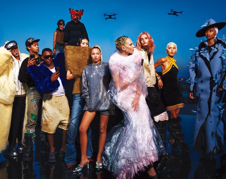 2000s 〈右から・Ugbad〉コート ハット／ともにROBERT WUN COUTURE（www.robertwun.com） 〈Iris〉ドレス 参考商品／OFF-WHITE（イーストランド） ブーツ ￥403,700／GIANVITO ROSSI（ジャンヴィト ロッシ ジャパン） イヤリング／ÉLIOU（www.eliou.com） バングル／ALEXIS BITTAR（www.alexisbittar.com） バングル／DINOSAUR DESIGNS（www.dinosaurdesigns.com） 〈Lulu〉ジャケット ￥1,210,000 スカート ￥506,000（ともに予定価格）／ともにPRADA（プラダ クライアントサービス） 〈Alex〉ドレス／LÙCHEN（www.luchenofficial.com） 〈Lila〉スウェット 参考商品／MICHAEL KORS COLLECTION（マイケル・コース カスタマーサービス） シューズ／ANCUTA SARCA（ancutasarca.com） 〈Lina〉トップ 参考商品 パンツ ￥261,360／ともにMcQUEEN（アレキサンダー・マックイーン クライアントサービス） 〈Ennis〉ポロシャツ マスク／ともにBALENCIAGA COUTURE（バレンシアガ クライアントサービス） 〈Tomos〉トップ ￥262,900 パンツ ￥213,400／ともにLOEWE（ロエベ ジャパン クライアントサービス） 〈Kecion〉コート／VAQUERA（vaquera.nyc） ショートパンツ ￥101,200／DSQUARED2（スタッフ インターナショナル ジャパン クライアントサービス） 〈Joe〉フーディ 参考商品／OFF-WHITE（イーストランド） 〈その他〉すべてスタイリスト私物