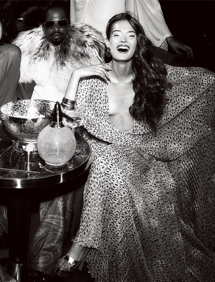 〈右・Lulu〉ドレス 参考商品／GUCCI（グッチ クライアントサービス） シューズ／AMINA MUADDI（www.aminamuaddi.com） イヤリング／ÉLIOU（www.eliou.com） バングル／ALEXIS BITTAR（www.alexisbittar.com） バングル／DINOSAUR DESIGNS（www.dinosaurdesigns.com） 〈左・Jawara〉コート ￥594,000（参考価格） パンツ 参考商品／ともにBURBERRY（バーバリー・ジャパン） サングラス ￥82,500／MYKITA（マイキータ ジャパン）