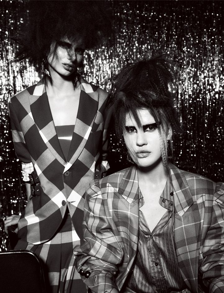 〈右・Siri〉ジャケット 参考商品 シャツ ￥84,700／ともにANDREAS KRONTHALER FOR VIVIENNE WESTWOOD（ヴィヴィアン・ウエストウッドインフォメーション） イヤリング／ALEXIS BITTAR（www.alexisbittar.com） 〈左・Milla〉ジャケット／CHARLES JEFFREY LOVERBOY（charlesjeffreyloverboy.com） バンドゥ／ELISSA POPPY（www.elissapoppy.com）