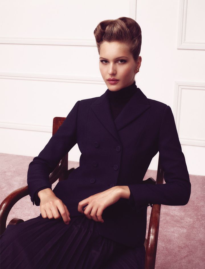 ジャケット ￥700,000 セーター ￥270,000 スカート 参考商品 イヤリング ￥83,000／すべてDIOR（クリスチャン ディオール）