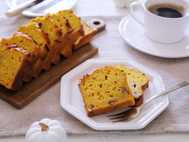 かぼちゃとクルミのしっとりHMパウンドケーキ カットされたものがお皿に二つ