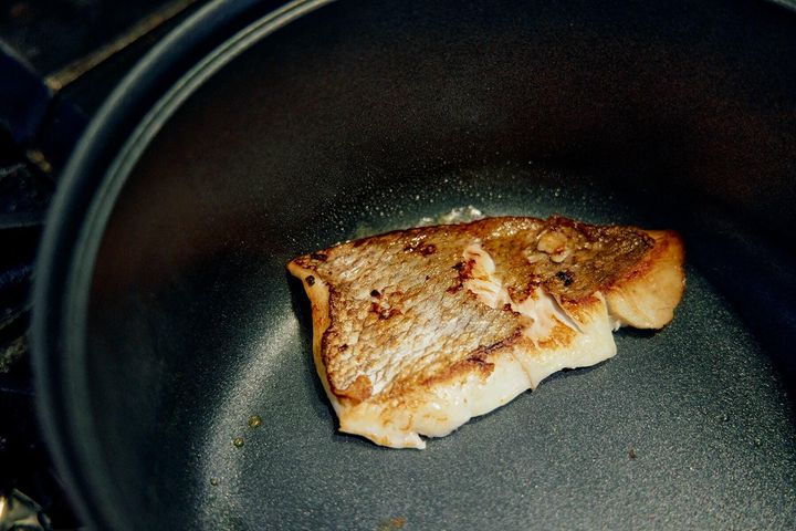 鯛に焼色をつける