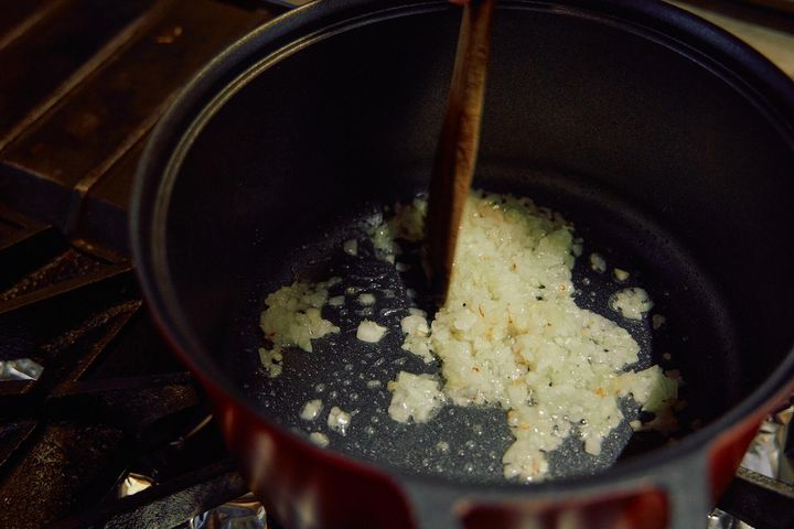 米を炒める