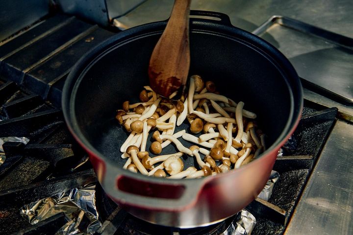 きのこを炒める