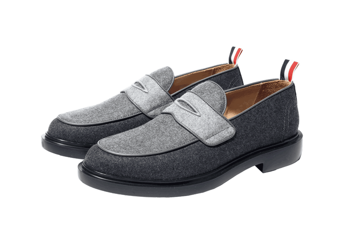 〈トム ブラウン〉のペニーローファー