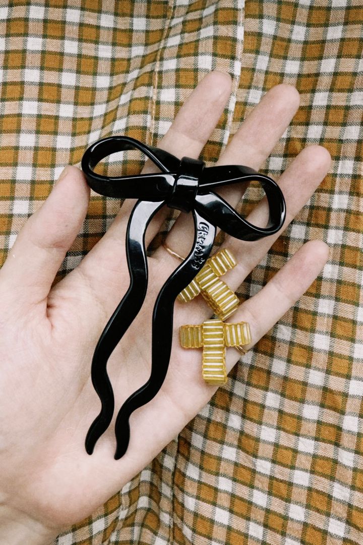 2024年秋冬コーデにおすすめ◆ シックなモノトーンヘアアクセ【ささやかですてきなもの 大谷有紀 vol.208】