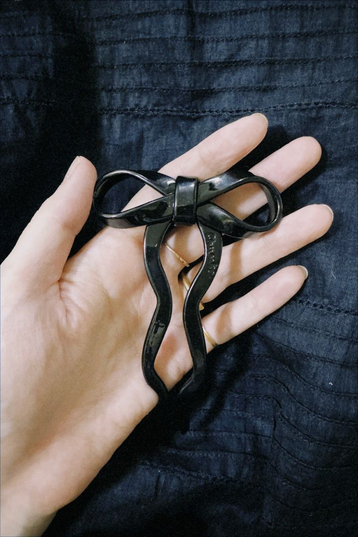 2024年秋冬コーデにおすすめ◆ シックなモノトーンヘアアクセ【ささやかですてきなもの 大谷有紀 vol.208】