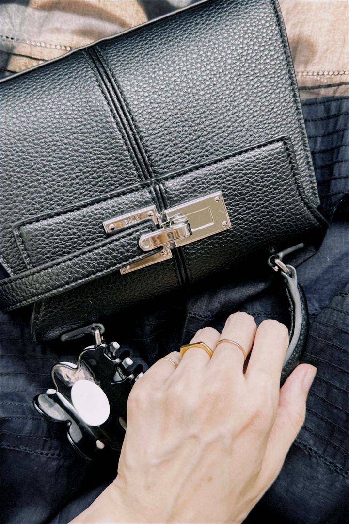 2024年秋冬コーデにおすすめ◆ シックなモノトーンヘアアクセ【ささやかですてきなもの 大谷有紀 vol.208】