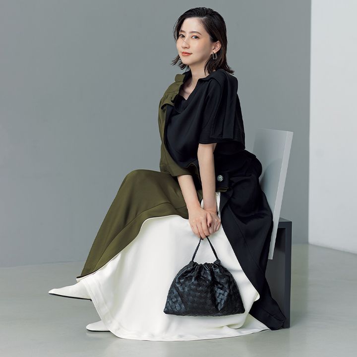 ボッテガヴェネタのドレスにイントレチャートの巾着バッグを持つ河北麻友子さん