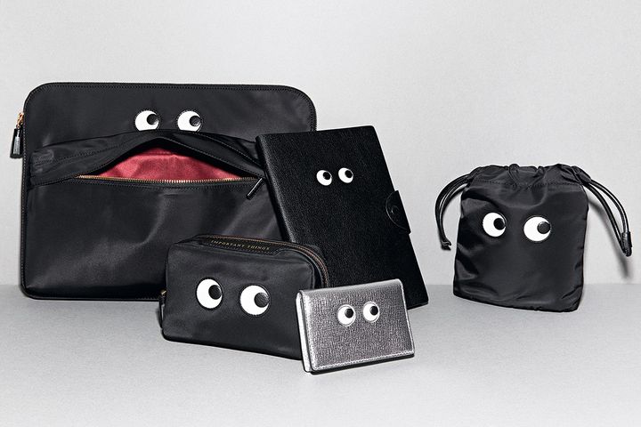 アニヤ・ハインドマーチのEYESシリーズからテクノロジーケースとジャーナルカバーとポーチと名刺入れとドローストリングポーチ