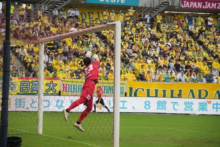 J2千葉はFW小森飛絢の今季22得点目で勝利！一方J3降格が決定したJ2群馬サポーターは「ここから這い上がれ！」と奮起を促す