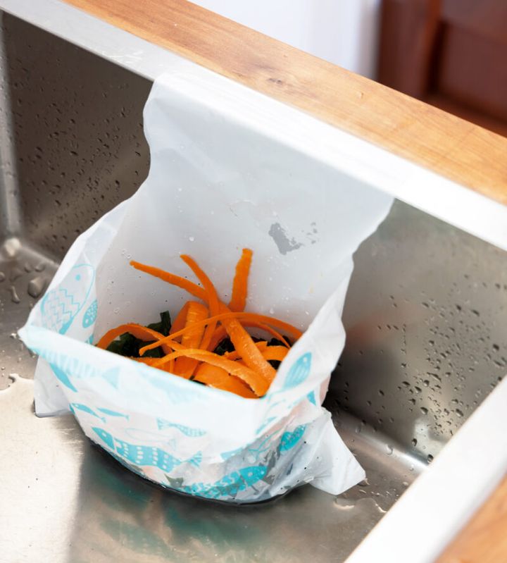 シンクにペタッと穴あきゴミ袋 魚柄 （15枚入り、25×25×マチ４、シール付き）￥110／Seria 