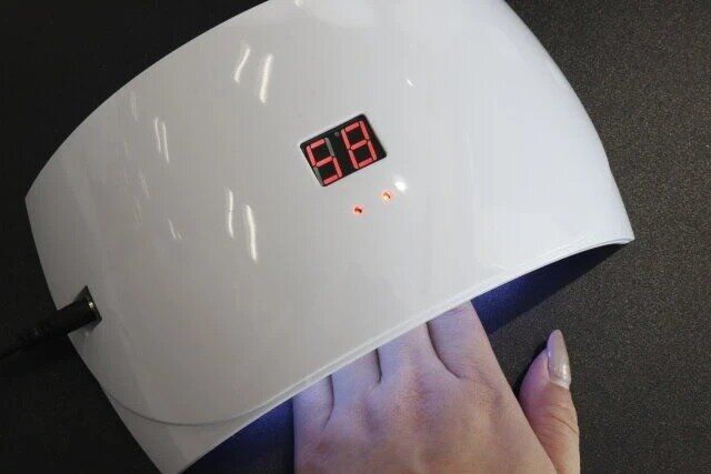 キャンドゥ ドーム型UV-LEDネイルライト 使用例
