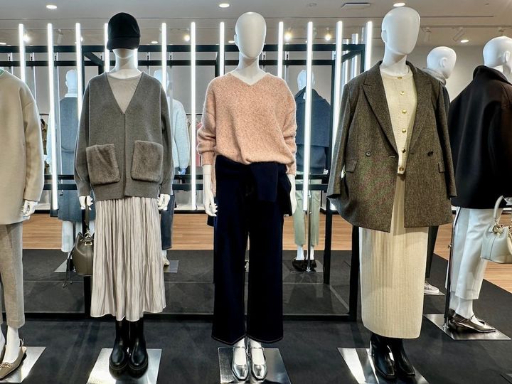 〈写真左〉フェイクファーポケットカーディガン0000円、