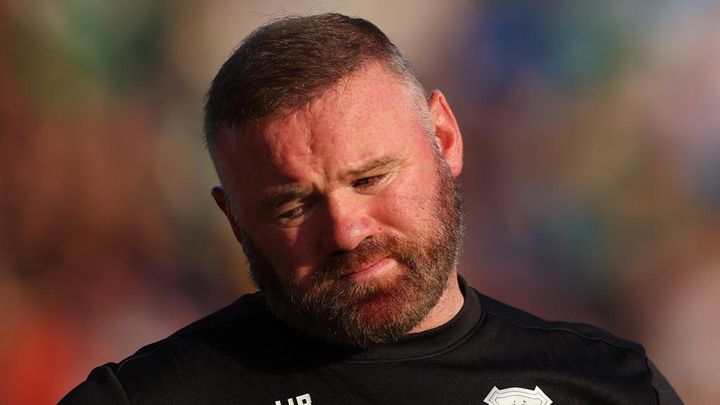 大橋祐紀と対戦したルーニー監督、レッドカードで退場…判定に怒ってボトルを蹴り飛ばす