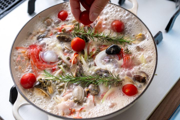 具材を入れて煮る