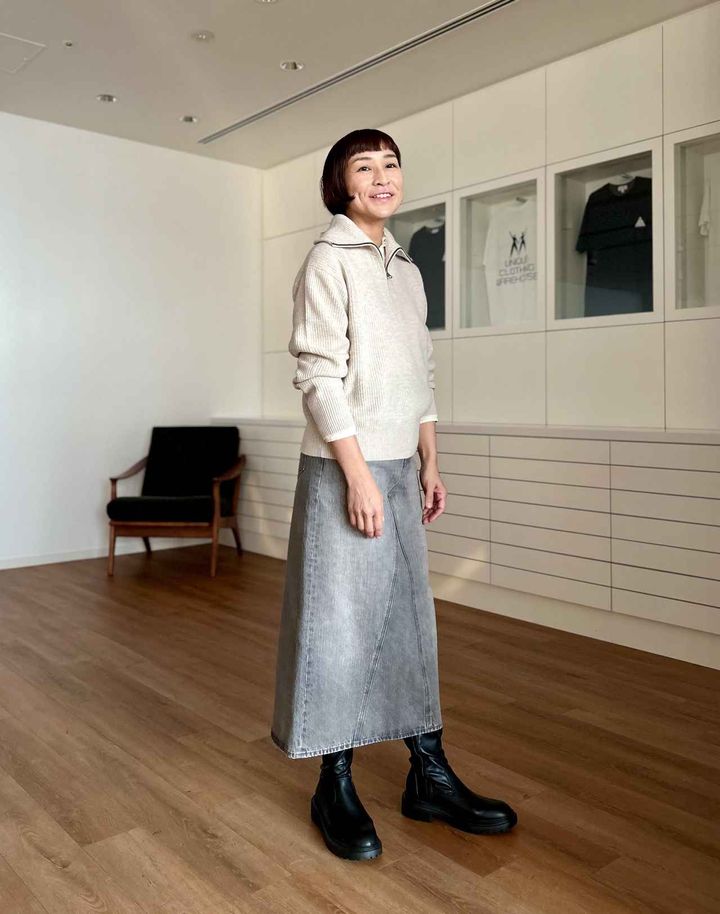 画像1: 【UNIQLO and COMPTOIR DES COTONNIERS】ラムハーフジップセーター¥4,990、サテンフリルブラウス¥3,990 ※佐藤さんの身長：165㎝、Mサイズを着用