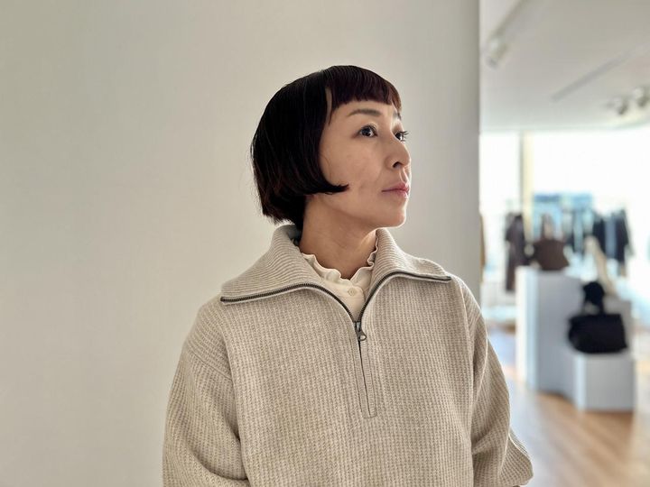 画像2: 【UNIQLO and COMPTOIR DES COTONNIERS】ラムハーフジップセーター¥4,990、サテンフリルブラウス¥3,990 ※佐藤さんの身長：165㎝、Mサイズを着用