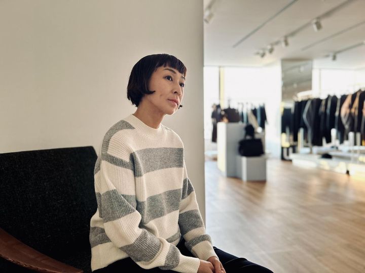 画像: 【UNIQLO and COMPTOIR DES COTONNIERS】ラムクルーネックセーター¥3,990 ※佐藤さんの身長：165㎝、Mサイズを着用