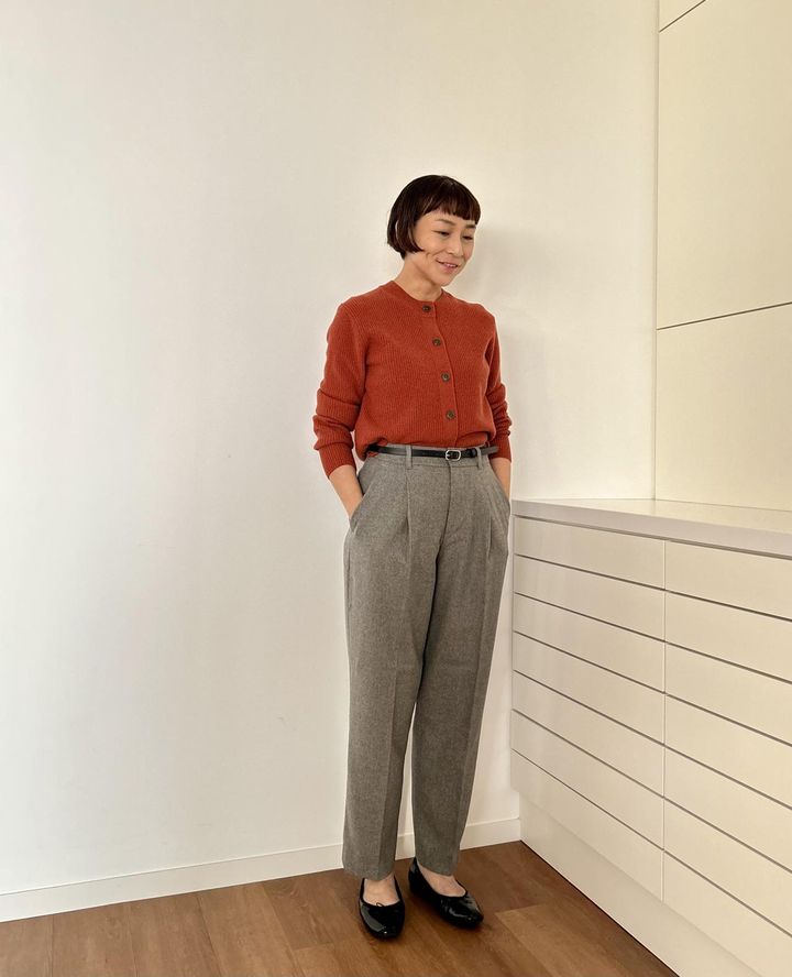 画像: 【UNIQLO and COMPTOIR DES COTONNIERS】ラムクルーネックカーディガン¥3,990、ツイードタックテーパードパンツ¥5,990、【UNIQLO】ドレススキニーベルト¥2,990