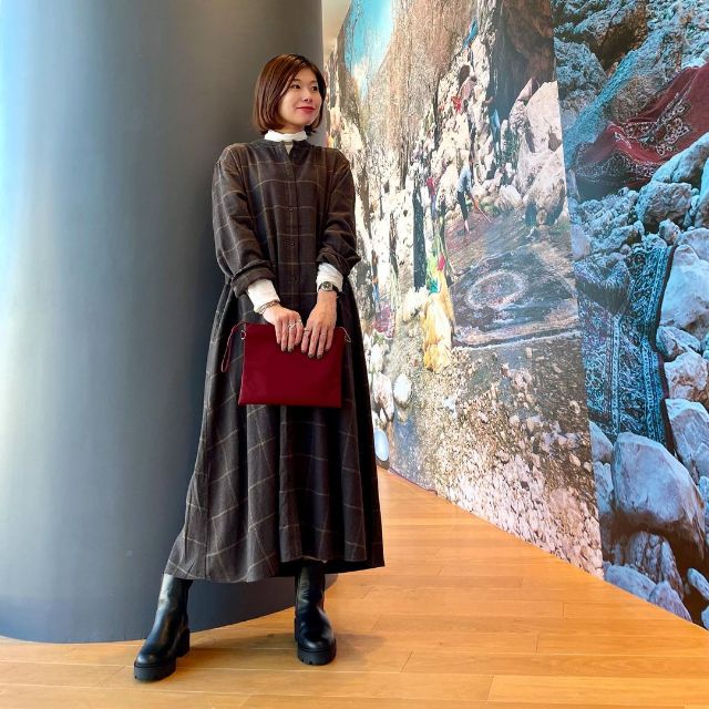 シアータートルネックTシャツとワンピースのコーデ