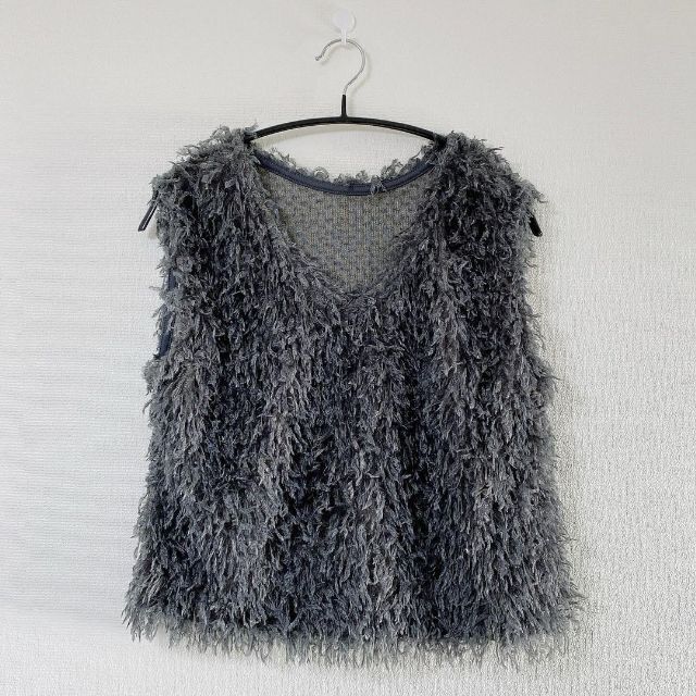 黒のシャギーベスト