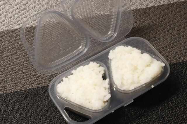 ダイソー 三角おにぎりメーカー（2個タイプ） ご飯を詰める