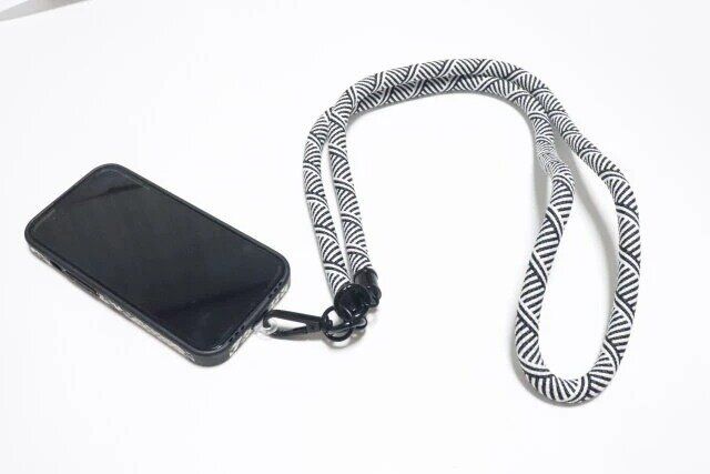 ダイソー スマホケース用 太紐ショルダーストラップ モノクロ スマホに装着