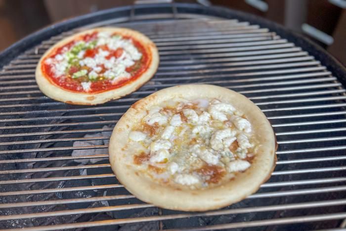 PICA Fujiyamaのテントサイトのグリルで焼くピザ