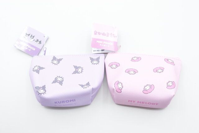 ダイソーの40121 ミニポーチ（舟形）K／U 文字と40114 ミニポーチ（舟形）M／M 文字のパッケージ