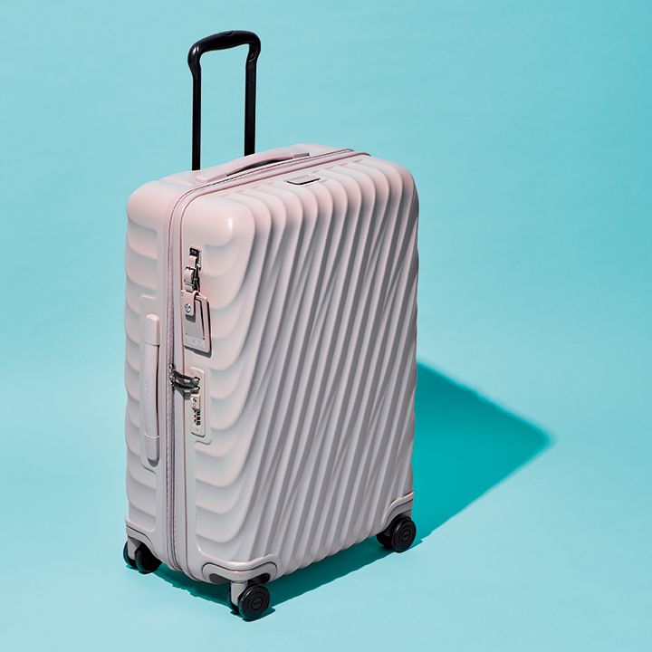 大きめを選んで間違いなし！旅行で活躍するバッグ12選