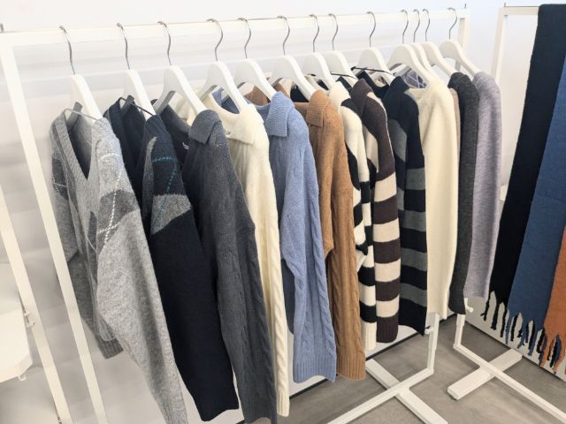 様々なニットがラックにかけてある