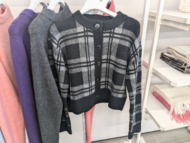 チェック柄のパフィータッチクルーネックショートカーディガン