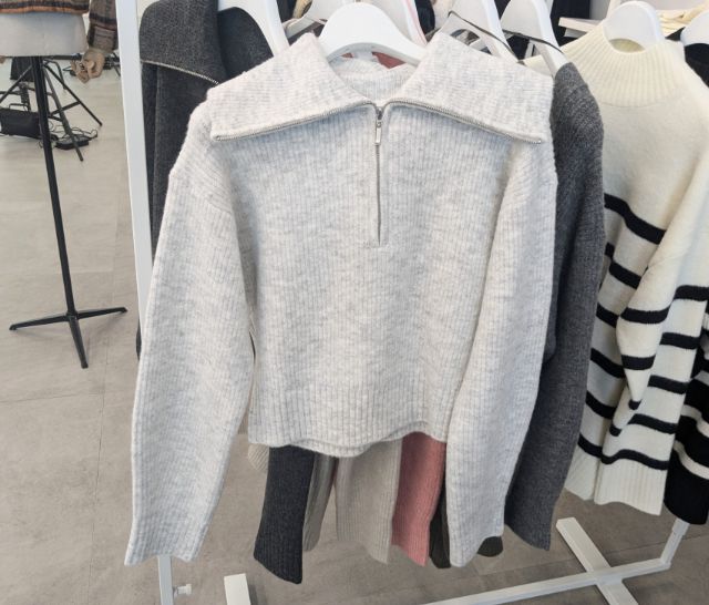 グレーのパフィータッチビッグカラーセーター